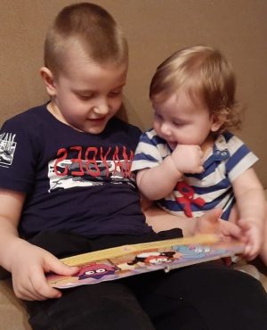 Дима читает сестренке